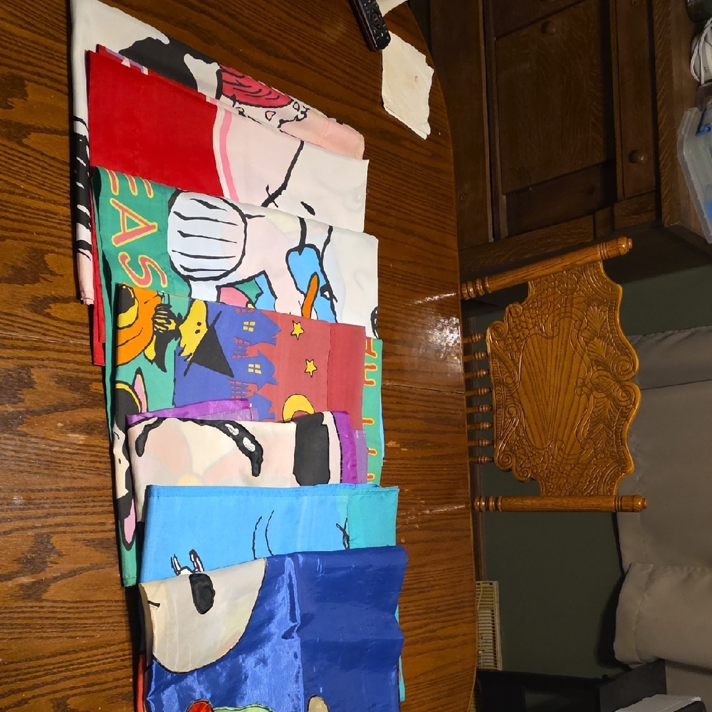 Source Unknown Holiday Decor with Multicolor Designs